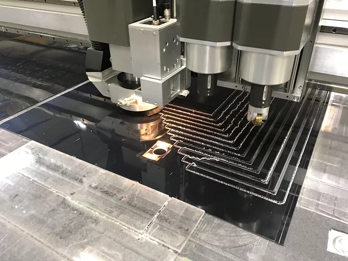 Digital cutting machine trimming plastic sheet
